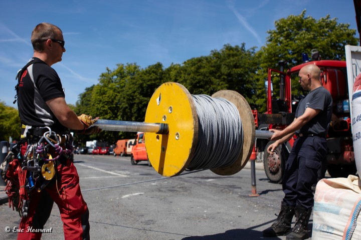 IMG_9181.jpg - Peuh .. même pas lourd. Costauds, ces pompiers !